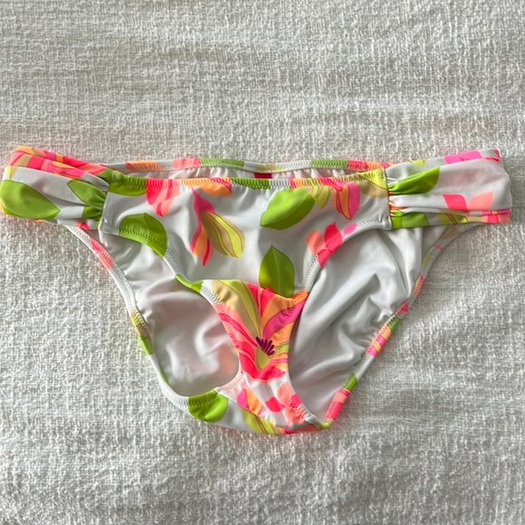 Victoria’s Secret Bright Floral Bathing Suit Bottoms Size Medium - Picture 1 of 4